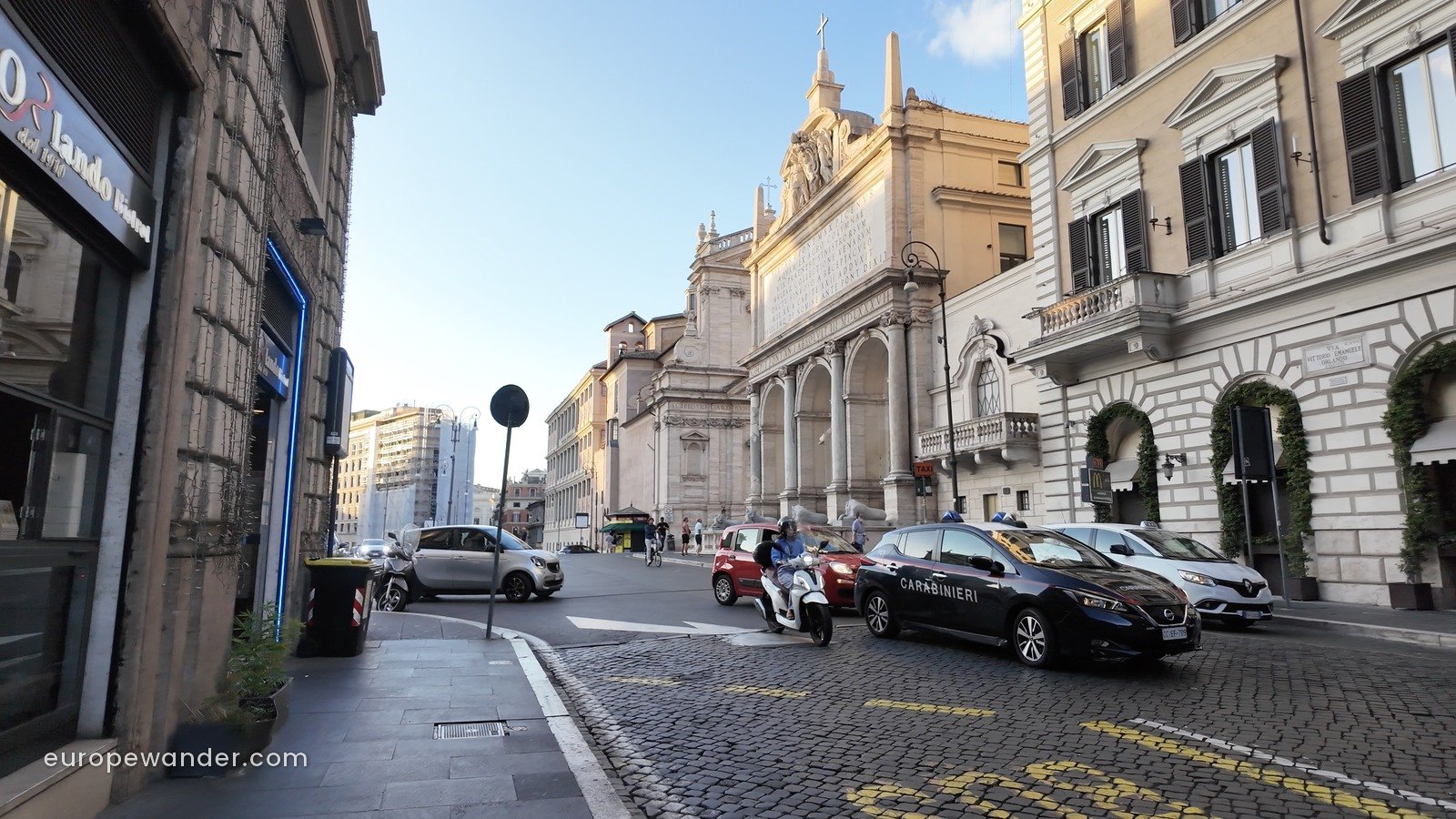 特米尼车站以西的街区:摩西喷泉立面与 Via Vittorio Emanuele Orlando 路口