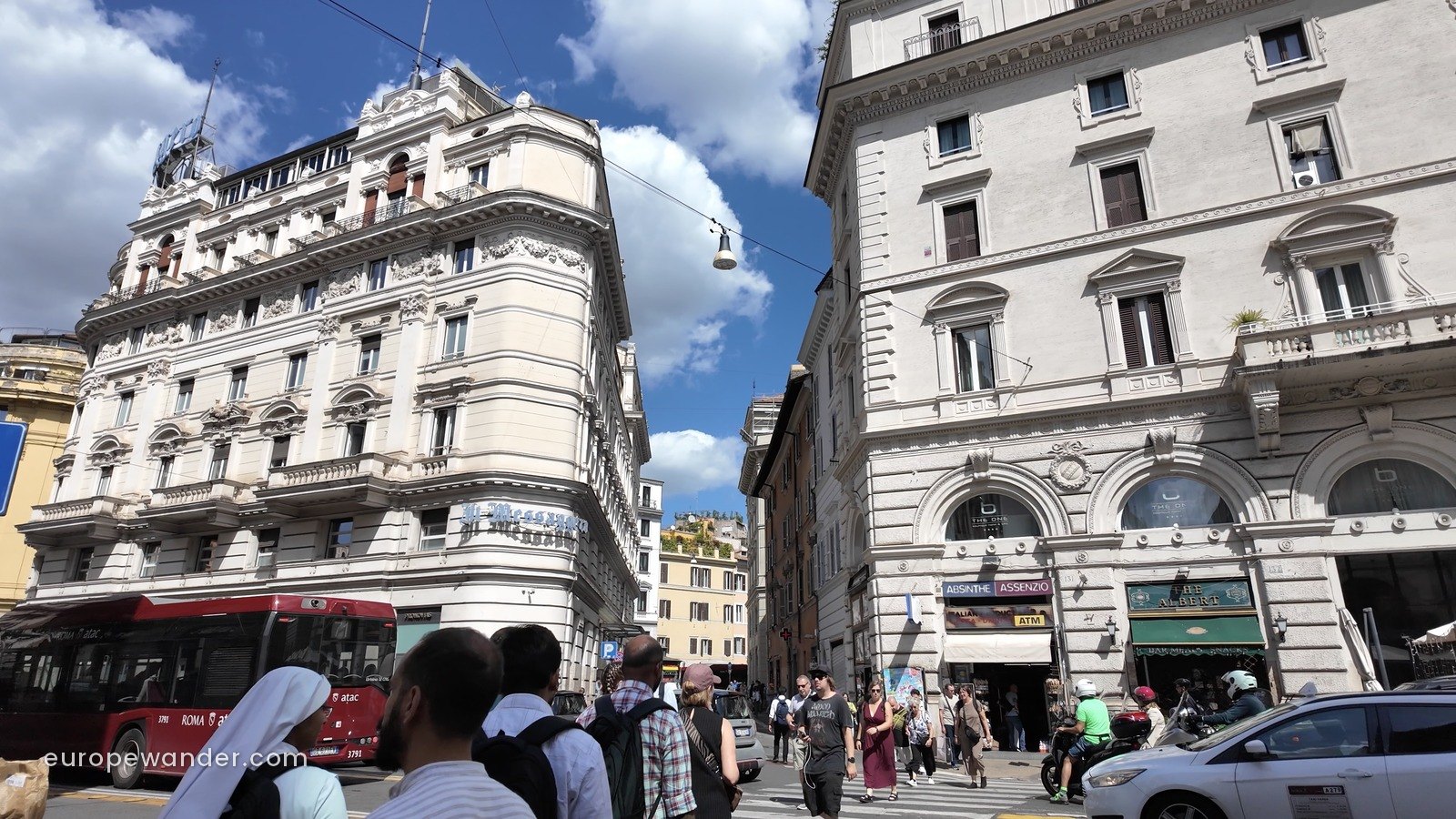 罗马市中心 Il Messaggero 大楼路口:午后过街人流、ATAC 公交与摩托车流